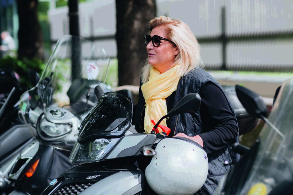 Hedwige Chevrillon sur son scooter en sortant de BFM