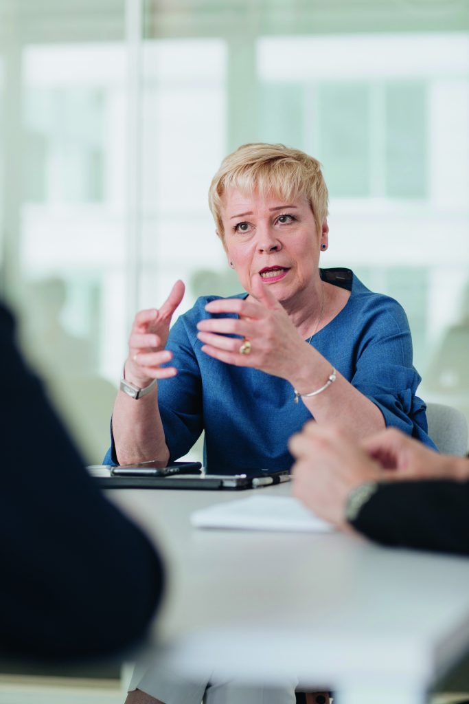 Linda Jackson en discussion avec les étudiants HEC