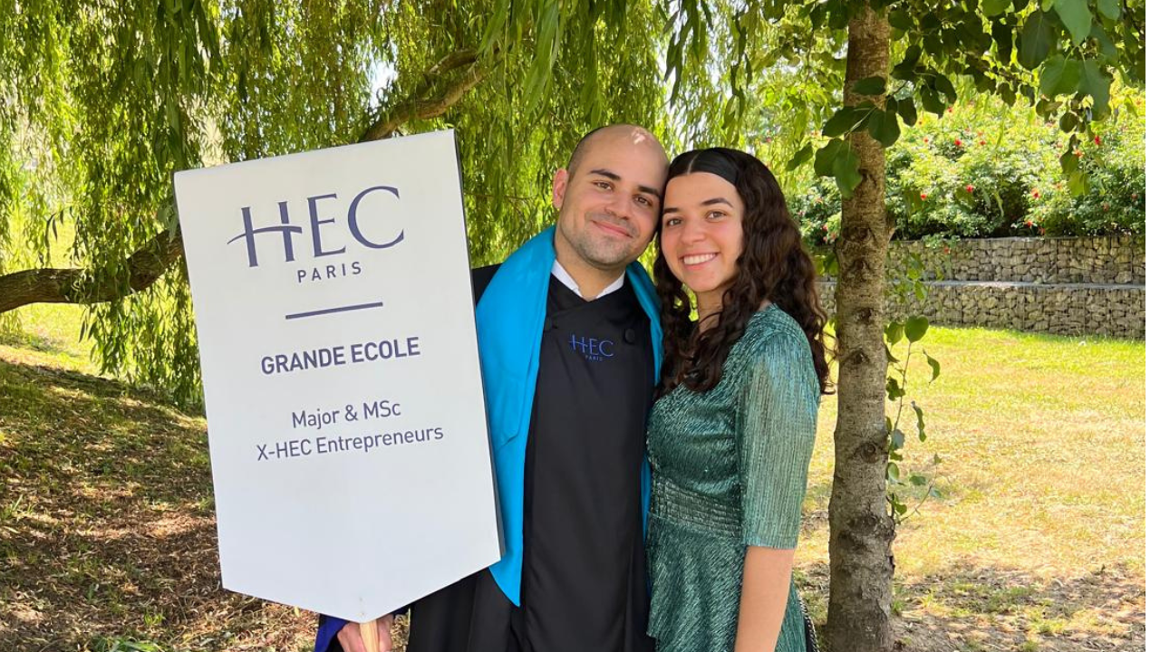 Miguel Torrez (H.25) avant la cérémonie HEC Grande École – MSc X-HEC Entrepreneurs, accompagné de sa sœur.
