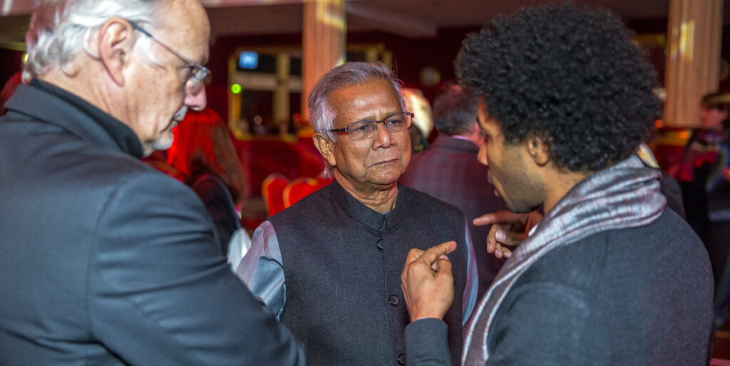 Discussion avec Jean-Michel Severino (à gauche), ex-directeur général de l’Agence française de développement (AFD) et gérant d'I&P, fonds éthiques consacrés aux PME d'Afrique subsaharienne, et Muhammad Yunus (au centre), économiste et homme d'État bangladais, fondateur de la Grameen Bank, première institution de microcrédit au monde.