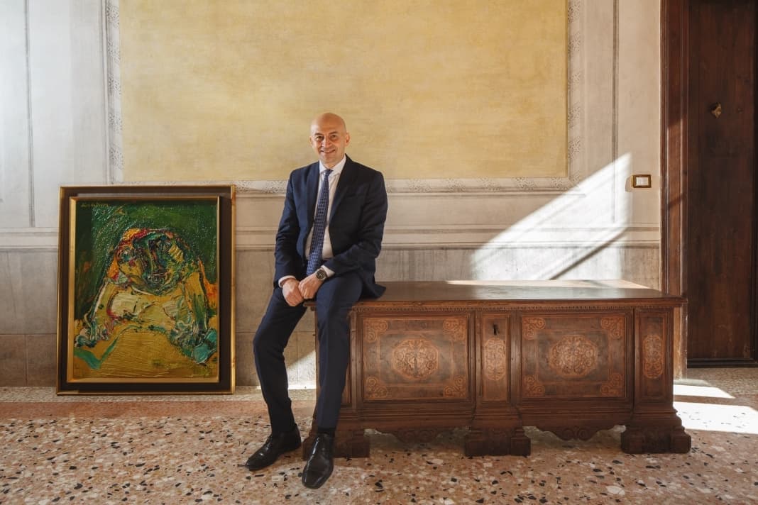 Massimo Tammaro dans un des salons de la villa Bartolini-Tammaro avec des tableaux.