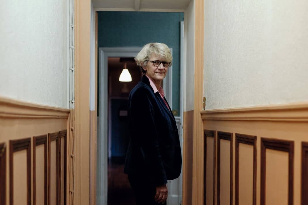 Hélène de Rugy, déléguée générale de l'Association l'Amicale du nid, se tient debout dans un couloir.